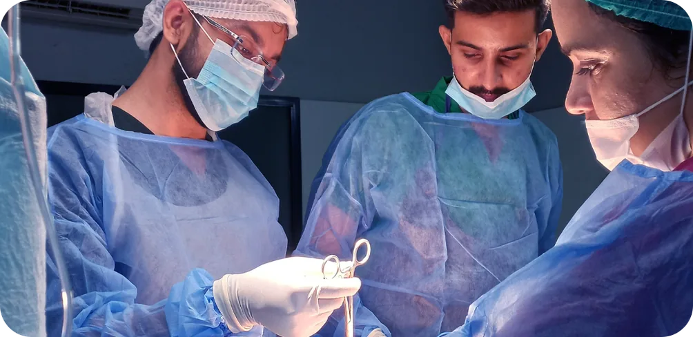 Equipe médica em procedimento cirúrgico